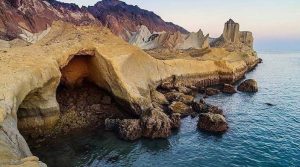 غارهای دریایی جزیره هرمز 2 800x533 4 رونمایی از گوهرهای پنهان هرمز: فراتر از دیدنی‌های مشهور