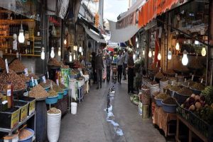 بازار سنتی خلخال با غرفه‌های محلی، صنایع دستی و محصولات بومی