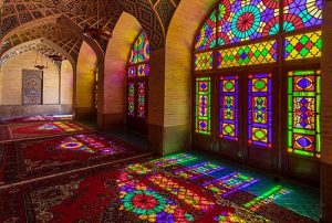 مسجد نصیرالملک شیراز - کاشی‌کاری‌های صورتی و نورپردازی صبحگاهی