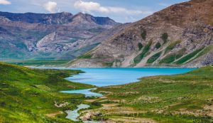 نمای آرام و زلال دریاچه نئور در مرز اردبیل و گیلان، مناسب برای قایق‌سواری و کمپ در طبیعت بکر