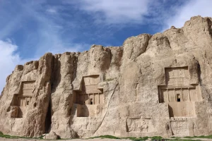 نقش رستم - آرامگاه‌های شاهان هخامنشی در دل صخره‌های شیراز