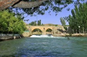 پل تاریخی زمان‌خان بر روی رودخانه زاینده‌رود