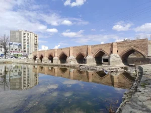 پل هفت چشمه راهنمای جامع سفر به اردبیل: کشف تاریخ، طبیعت و چشمه‌های شفابخش
