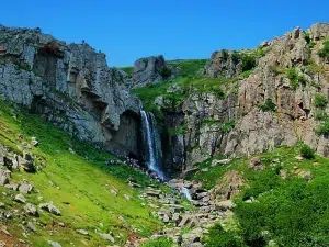 آبشار ورزان در دل جنگل‌های اطراف سوباتان با طبیعت بکر و صدای دلنشین آب 