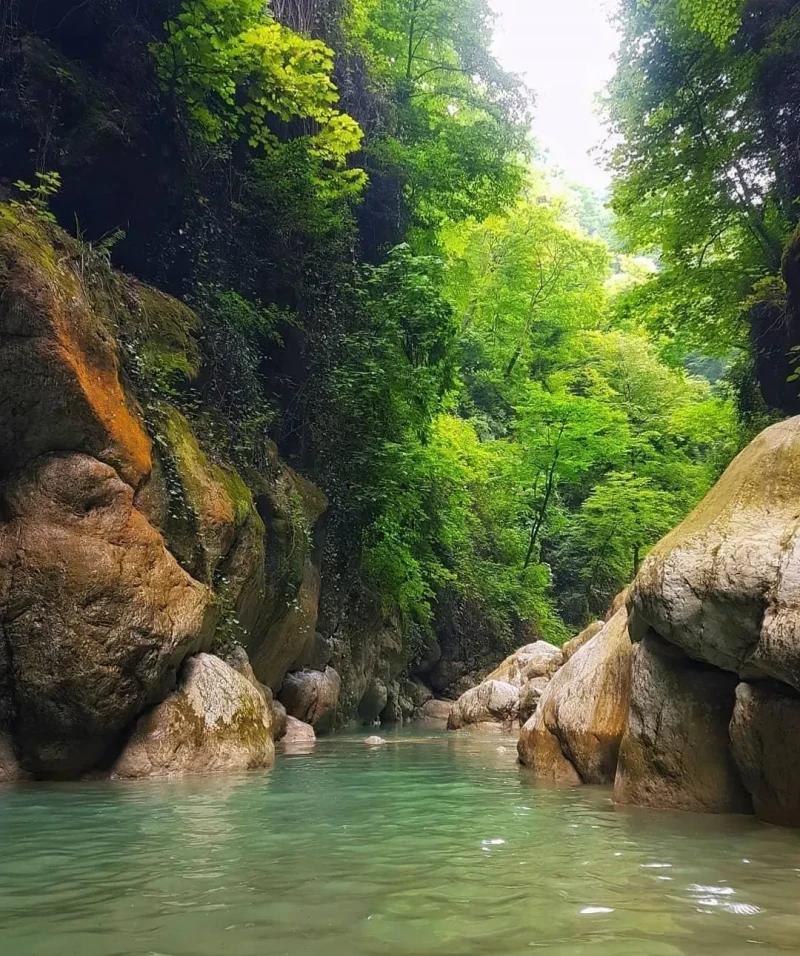 آبشار و حوضچه طبیعی در مسیر تور تنگه خیرود نوشهر