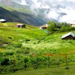 تصویری از ییلاق سوباتان با کلبه‌های چوبی و طبیعت بکر