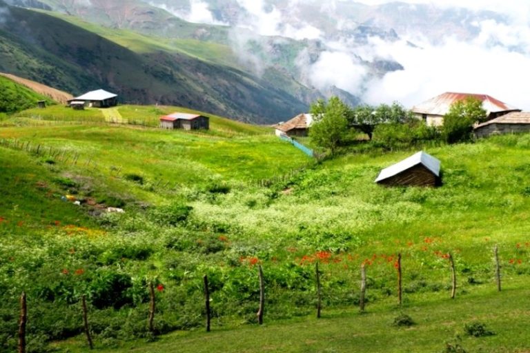 تصویری از ییلاق سوباتان با کلبه‌های چوبی و طبیعت بکر