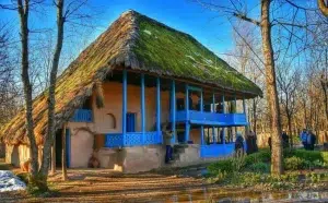 نمای بیرونی موزه میراث روستایی گیلان در پارک سراوان