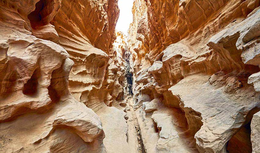 نمایی از دیواره‌های سنگی دره چاهکوه قشم در تور چاهکوه قشم از مشهد