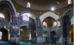 داخل مسجد کبود تبریز و بازی نور روی کاشی‌ها