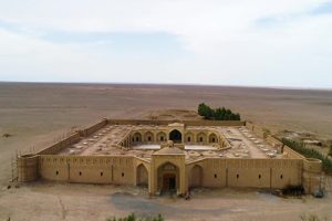 کاروانسرای تاریخی شاه عباسی در تور کویر مرنجاب از مشهد
