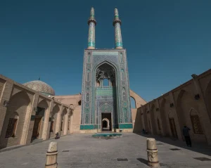 مسجد جامع یزد با مناره‌های بلند و کاشی‌کاری فیروزه‌ای - تور یزد از مشهد