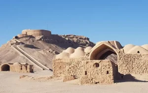 دخمه زرتشتیان روی بلندی‌های اطراف یزد